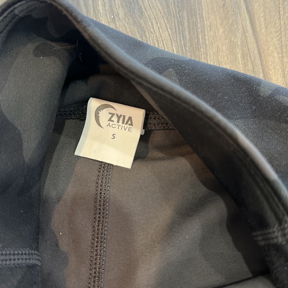 Zyia Active spandex shorts camo small - Picture 3 of 3